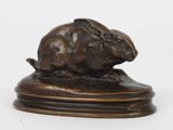 une photo d'une sculpture en bronze représentant un sanglier sur un socle