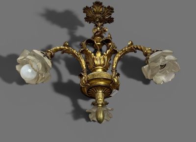 un lustre doré à trois lumières