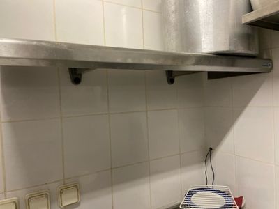une cuisinière sur laquelle est posée une marmite dans une cuisine