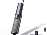 un aspirateur posé à côté d'une brosse à dents