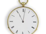 une montre de poche ancienne avec des chiffres romains et des chiffres romains sur le cadran