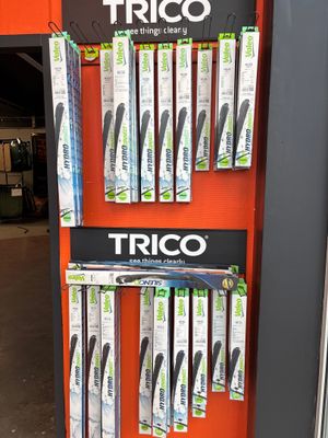 un présentoir proposant trois types différents de brosses à dents dans un magasin