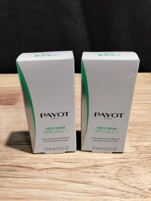 deux boîtes de savon Payot posées sur une table en bois