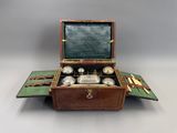 une valise qui contient beaucoup d'objets