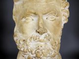 gros plan d'une statue d'un homme barbu