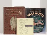 trois livres sont posés sur une surface blanche avec un fond blanc