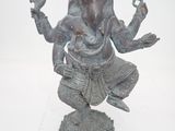 une statue d'éléphant assis sur une table
