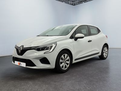 une voiture blanche dans une pièce blanche au sol noir