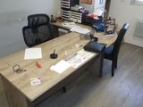 un bureau avec une chaise et un ordinateur portable dessus