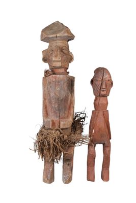 deux figurines en bois représentant un homme et une femme sur fond blanc