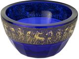 bol en verre bleu orné d'un motif doré sur le bord