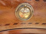 un gros plan d'une table en bois sur laquelle se trouve une horloge