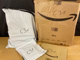 un sac brun avec un sourire à côté d'un sac brun avec un sourire