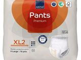 un gros plan sur un lot de pantalons sur fond blanc