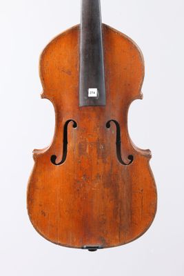 un vieux violon avec un archet accroché à son dos
