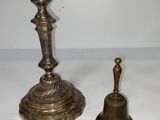 paire de chandeliers anciens en laiton sur fond blanc