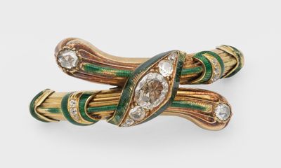 une photo d'une broche verte et dorée sertie de diamants