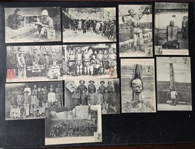 une photo en noir et blanc d'un groupe d'hommes et de femmes