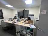 une photo d'un bureau dont le plan de travail est encombré