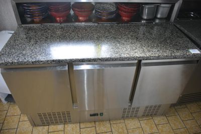 Tour réfrigéré avec saladette et étagère, sans le contenu, en l'état - Photo 1