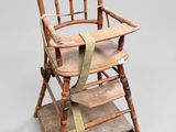une vieille chaise haute en bois avec une assise en bois sur fond gris