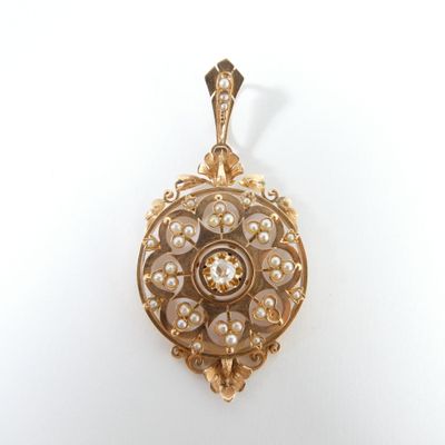 une image représentant une serrure dorée ornée de perles, posée sur un fond blanc