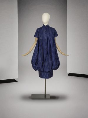 mannequin portant une robe bleue à pois blancs