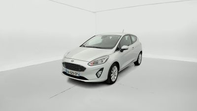 une Ford Fiesta blanche garée dans une pièce blanche