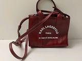 le petit sac rouge est posé sur une surface blanche