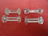 quatre bougeoirs en verre transparent posés sur une nappe rouge