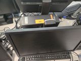 un ordinateur portable posé sur un bureau, à côté d'un clavier