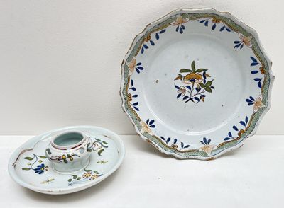 une assiette avec une soucoupe et une assiette avec une soucoupe
