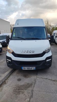 une camionnette blanche garée dans un parking