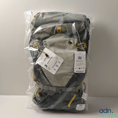 l'arrière d'un lot de sacs à dos est emballé dans du plastique