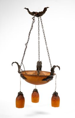 une image représentant un lustre en verre sur lequel est posé un oiseau