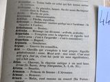 un livre ouvert sur lequel se trouve une feuille de papier