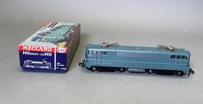 une locomotive bleue à côté d'une boîte posée sur une table