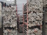 de nombreuses piles de parpaings dans un entrepôt