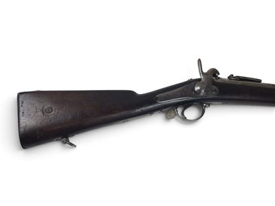 gros plan d'un fusil sur fond blanc