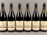 six bouteilles de vin sont alignées dans une rangée