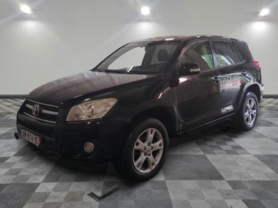 une photo d'une Toyota RAV noire garée sur un sol à damier