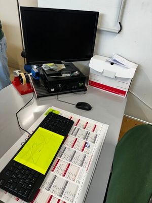 un bureau équipé d'un clavier et d'un écran