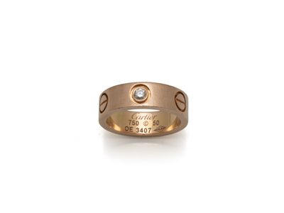 Gros plan sur une bague ornée d'un diamant