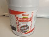 un seau de peinture posé sur un comptoir