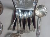 many spoons and spoon spoons sitting on a table