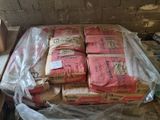 de nombreux paquets de nourriture posés dans une boîte par terre