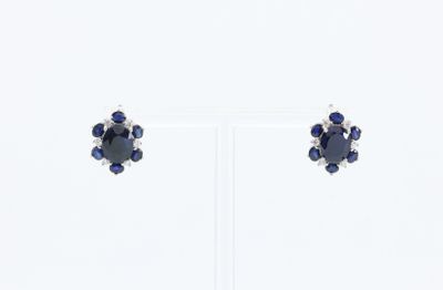 une paire de boucles d'oreilles à clous en saphir et diamants sur fond blanc