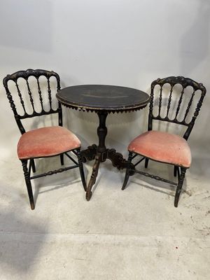 deux chaises et une table dans une pièce aux murs blancs
