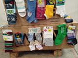 de nombreuses paires de chaussettes empilées sur une palette