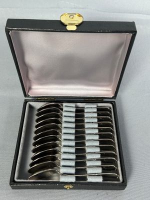 un ensemble de six cuillères plaquées argent dans un coffret noir